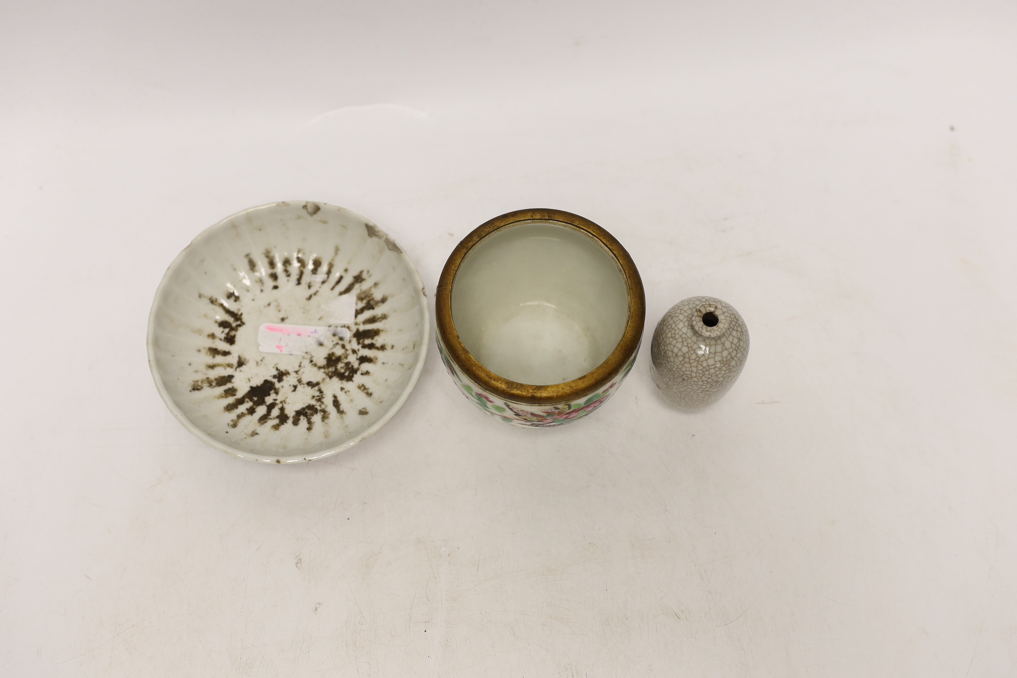A 19th century Chinese famille rose pot, crackle glaze snuff bottle and a pedestal dish, 11.5cm